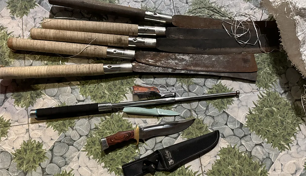 Lực lượng Công an khám xét chỗ ở của Sang thu giữ nhiều súng và hung khí nguy hiểm.jpg