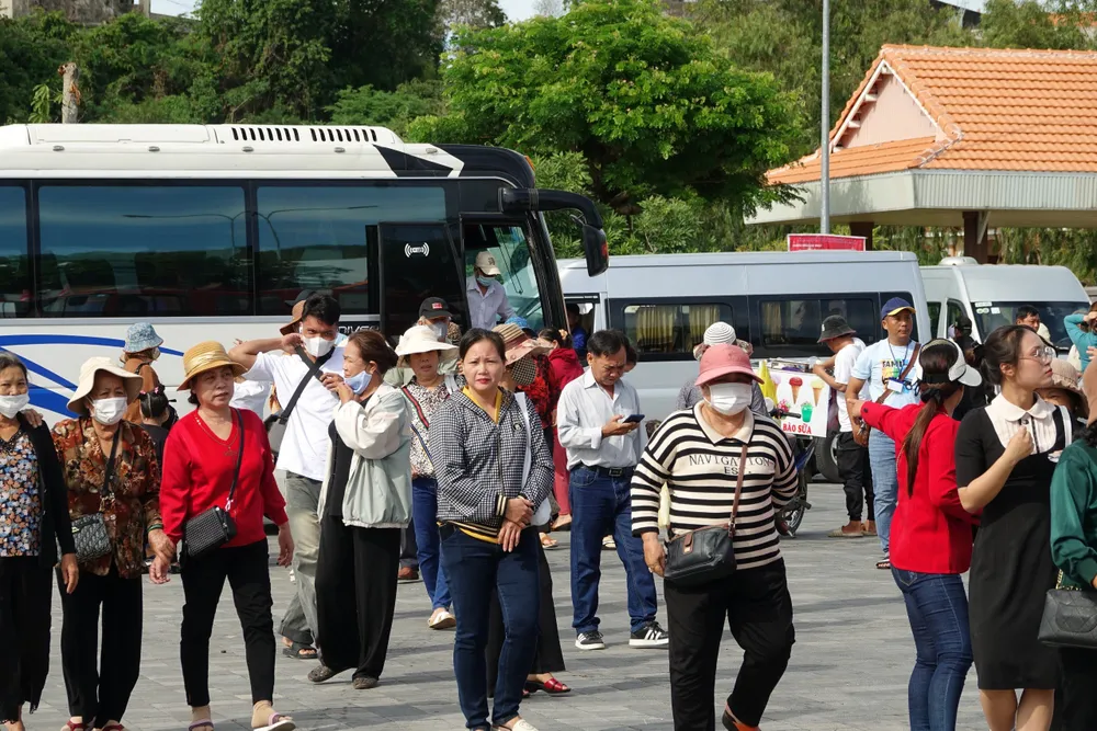 Người dân ghé đến tham quan Khu di tích Lăng Mạc Cửu.jpg