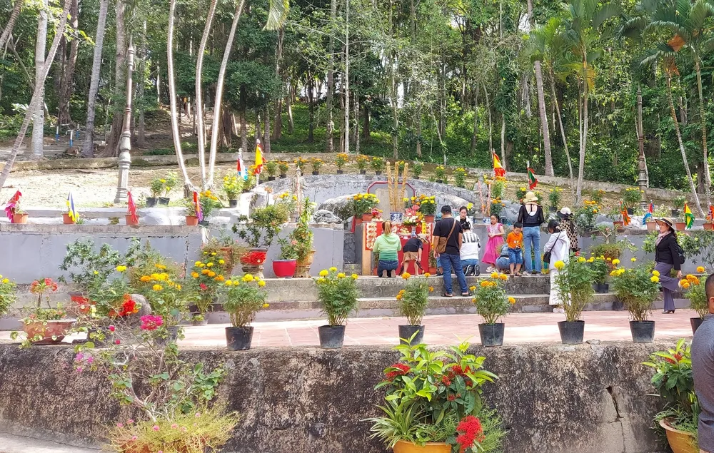 Người dân ghé thắp hương tại Khu Di tích lăng Mạc Cửu.jpg