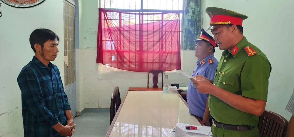 Tống đạt quyết định khởi tố bị can đối với Đặng Văn Thắm.jpg