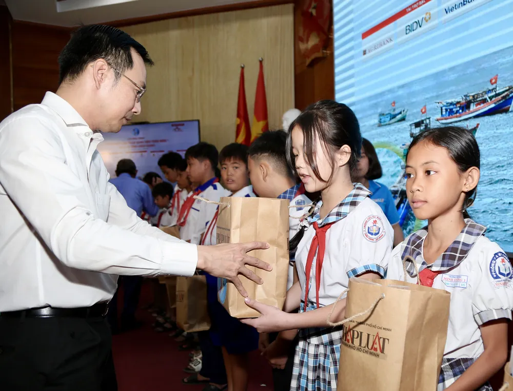 Phó Chủ tịch UBND tỉnh Kiên Giang Nguyễn Thanh Nhàn tặng quà cho học sinh con em ngư dân Kiên Giang.jpg