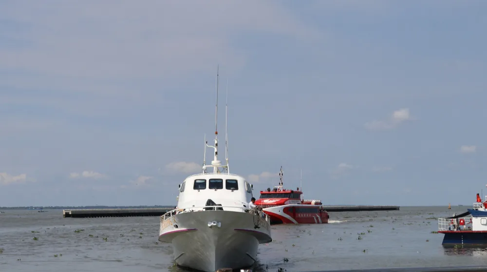 Tàu, phà cao tốc hoạt động trở lại đưa du khách về đất liền.jpg