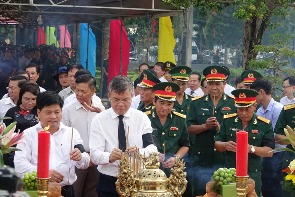 Lãnh đạo tỉnh Kiên Giang dâng hương tưởng nhớ các anh hùng liệt sĩ hy sinh trong chiến tranh (1).jpg