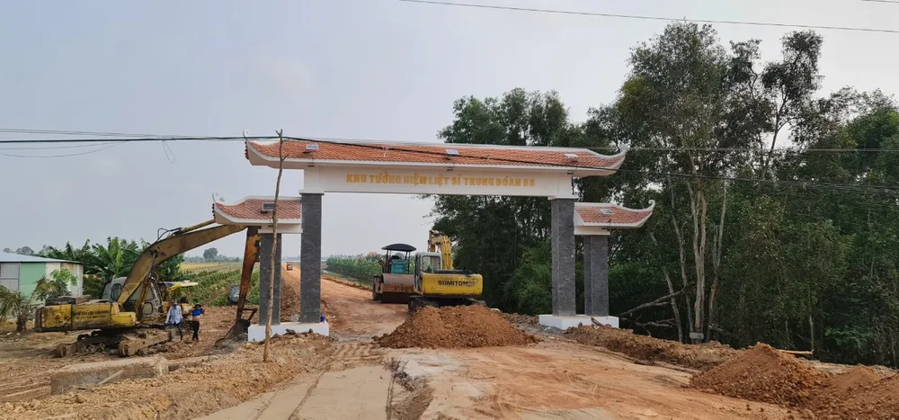 ảnh 7- Nhiều người dân hiến đất để làm đường vào khu Đền tưởng niệm.jpg