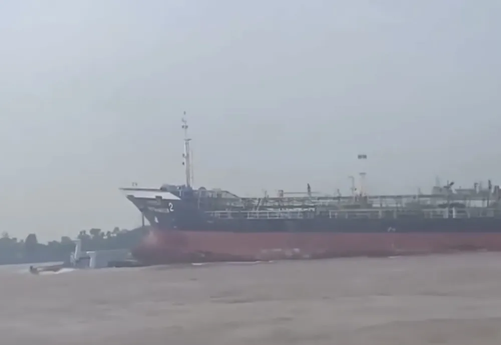 Hiện trường vụ tàu hàng đâm phà chở khách.jpg