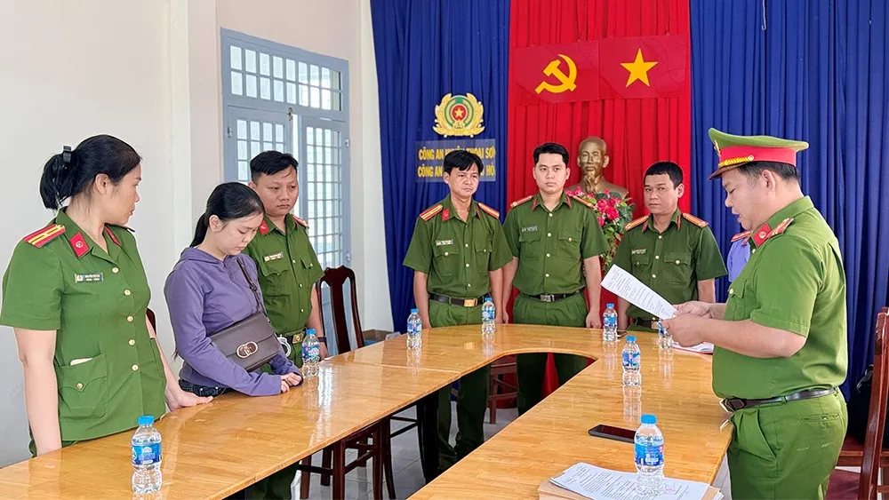 Cơ quan Cảnh sát điều tra Công an tỉnh An Giang thì hành các Quyết định và Lệnh bắt tạm giam đối với Nguyễn Thị Kim Phương.jpg