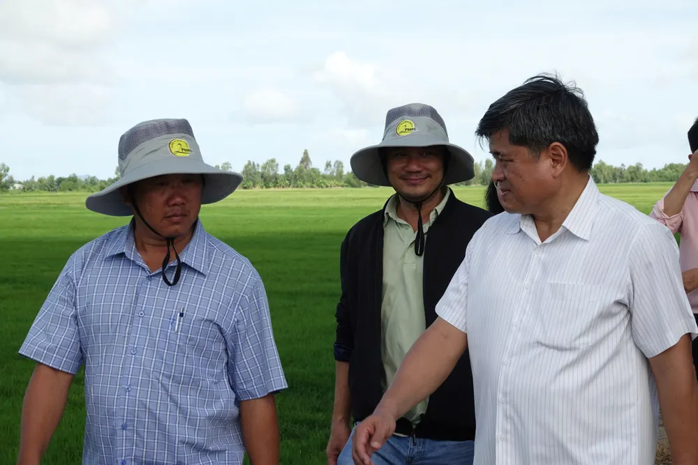 Thứ trưởng Trần Thanh Nam phấn khởi với các kết quả mà nông dân Kiên Giang đạt được.jpg