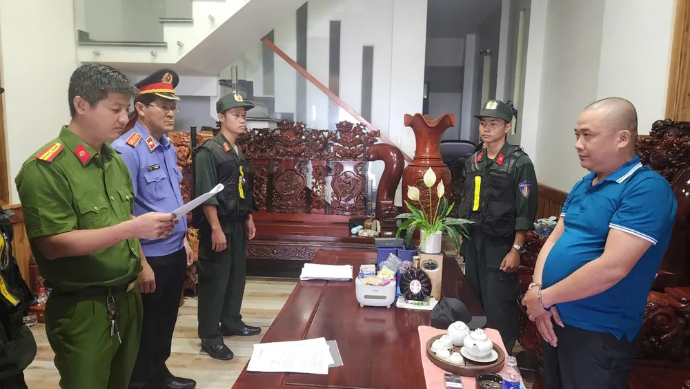 Cơ quan điều tra tống đạt quyết khởi tố bị can đối với Nguyễn Văn Tửa.jpg