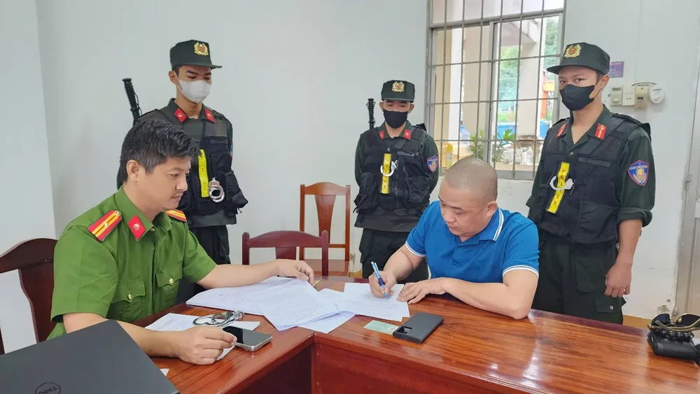 Khám xét nơi ở của bị can Tửa, cơ quan Công an thu giữ nhiều tài liệu phục vụ công tác điều tra.jpg