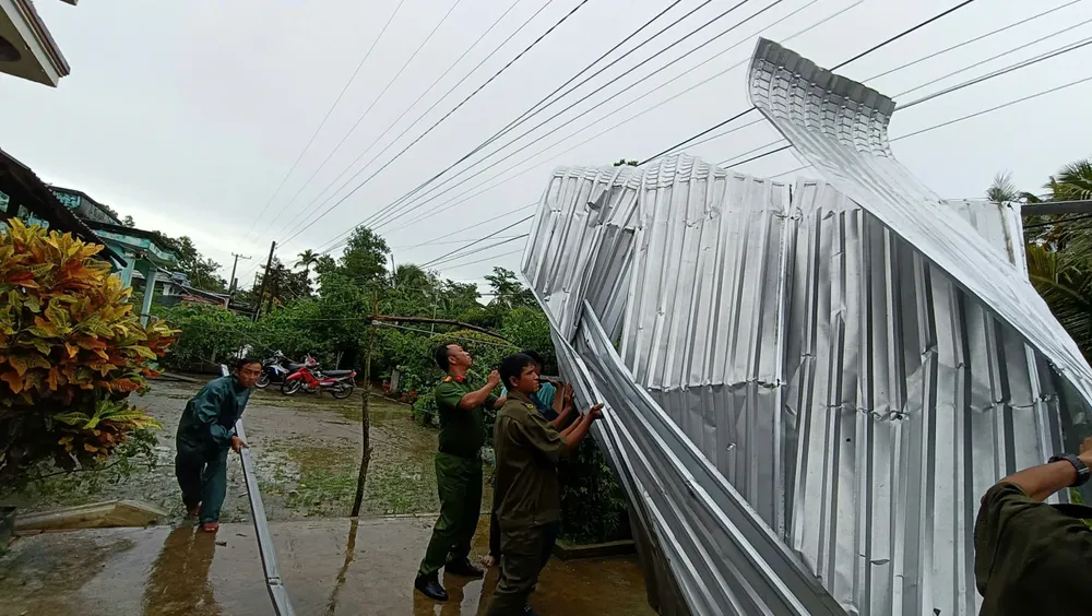 Lực lượng chức năng hỗ trợ người dân khắc phục thiệt hại do ảnh hưởng mưa bão.jpg