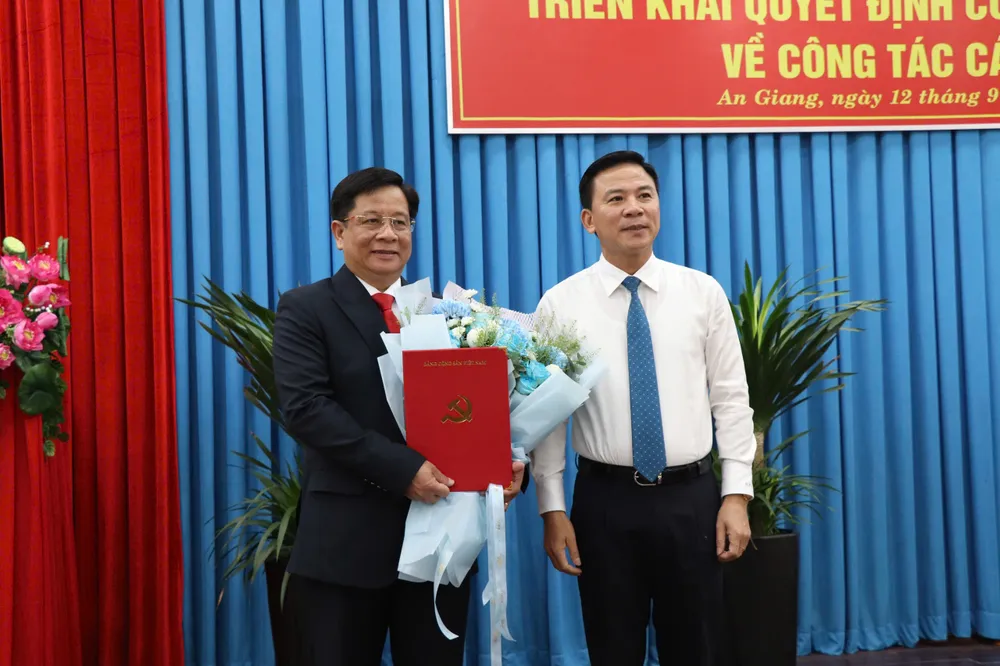 Phó Trưởng Ban Tổ chức Trung ương Đỗ Trọng Hưng trao quyết định và hoa chúc mừng ông Hồ Văn Mừng được điều động giữ chức Phó Bí thư Tỉnh uỷ An Giang.jpg