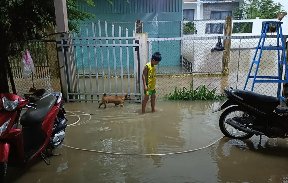 Ngập nặng khiến cuộc sống người dân đảo lộn.jpg