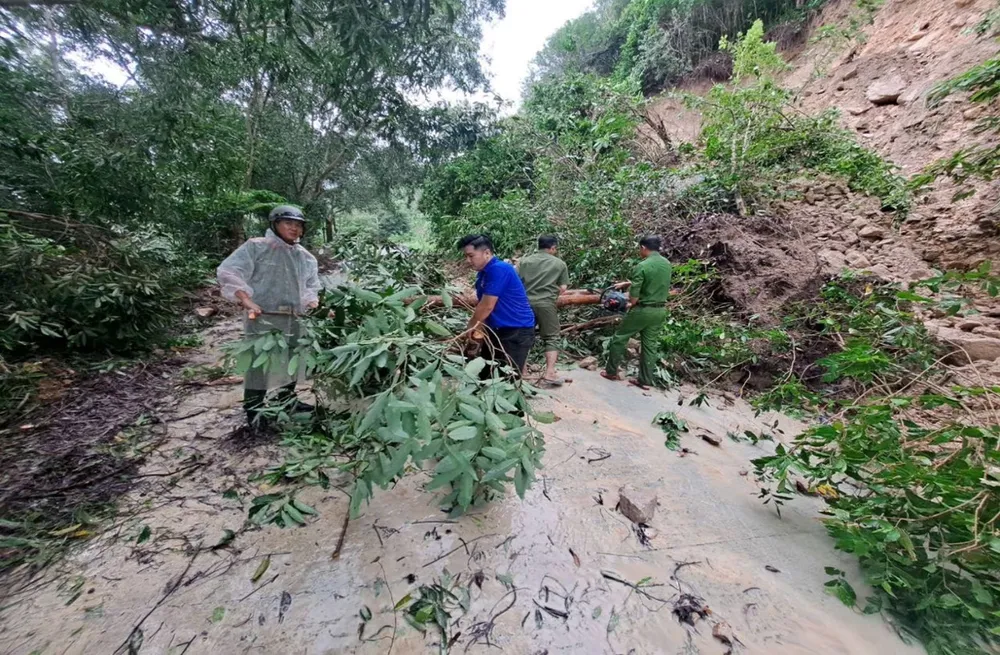 Công an xã An Sơn đang tham gia khắc phục thiên tai.jpg