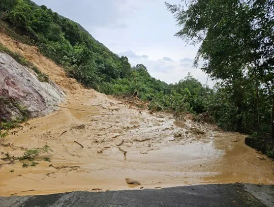 Hình ảnh sạt lở đất, cây ngã đỗ trên địa bàn xã An Sơn (Kiên Hải).jpg