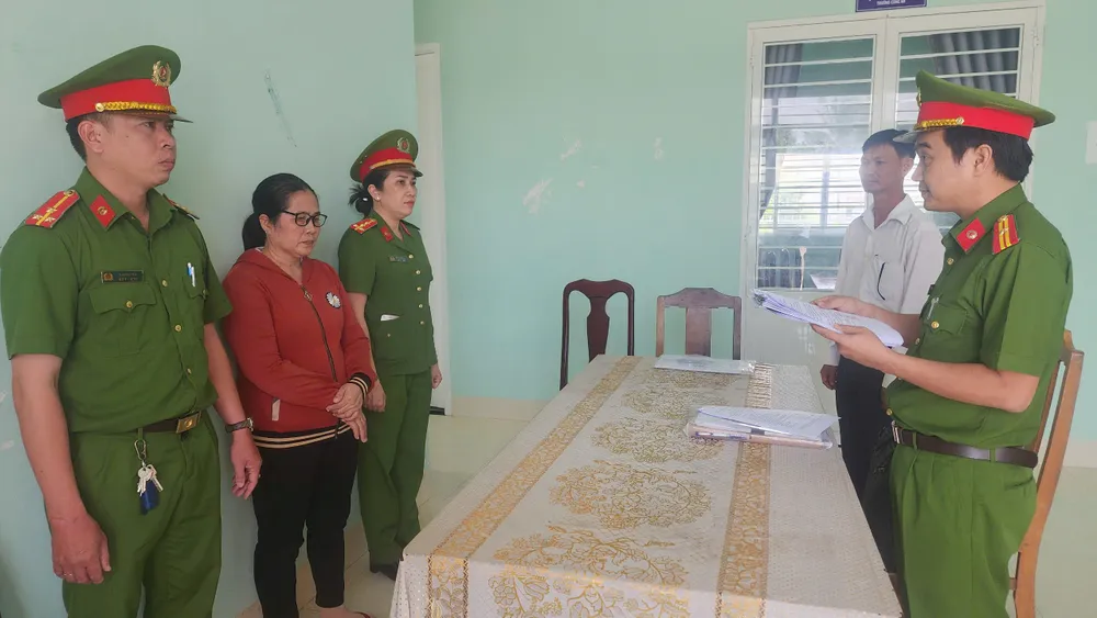 Điều tra viên tống đạt quyết định khởi tố bị can đối với Nguyễn Thị Bích Thủy..jpg