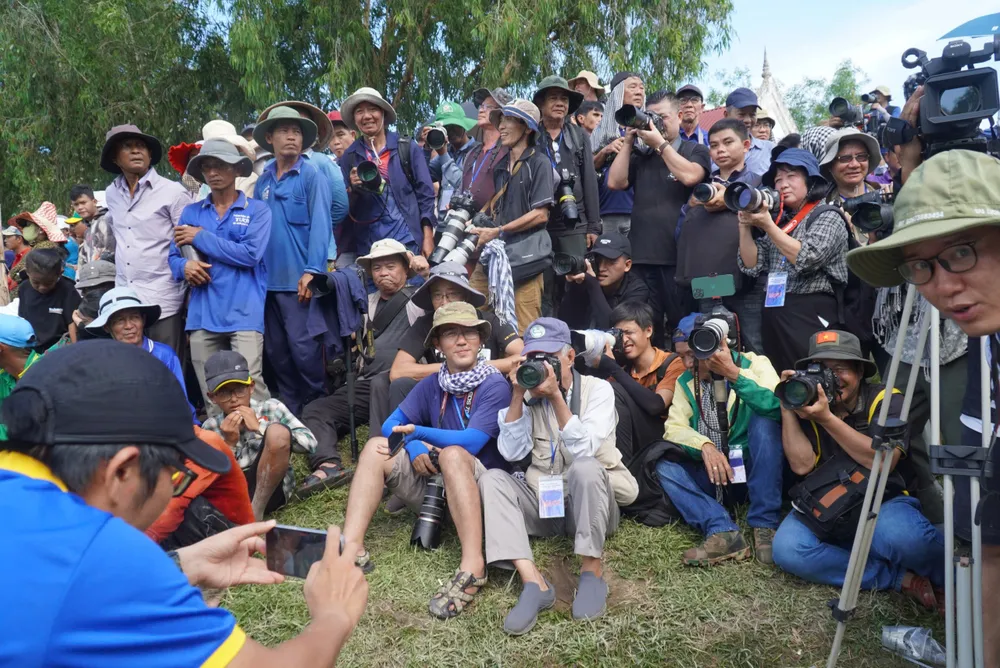 Nhiều phóng viên, nhiếp ảnh gia đến Hội đua bò Bảy Núi để tác nghiệp, săn ảnh đẹp.jpg