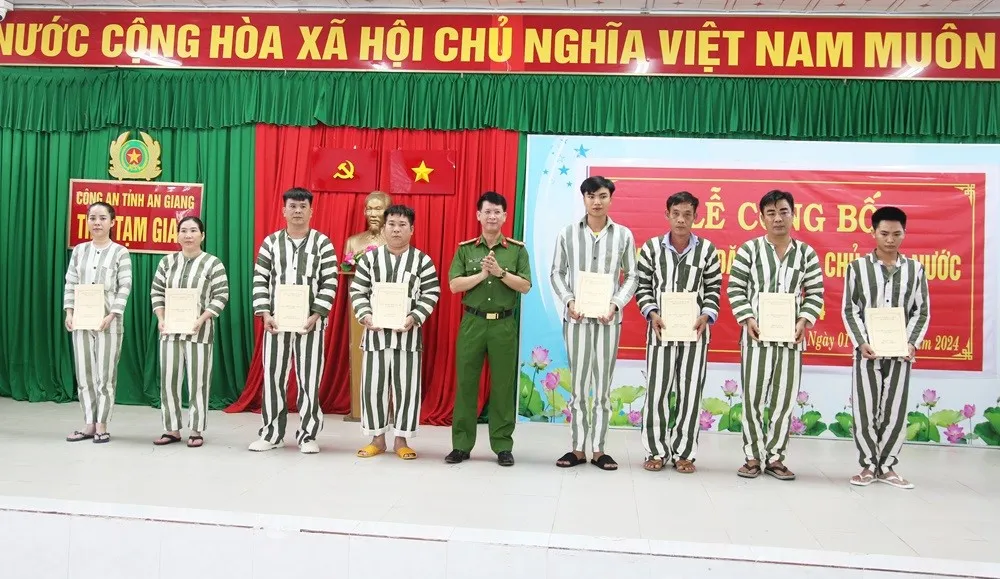 Đại tá Nguyễn Thế Hải, Phó Giám đốc, Thủ trưởng Cơ quan thi hành án hình sự Công an tỉnh An Giang trao Quyết định đặc xá cho các phạm nhân.jpg