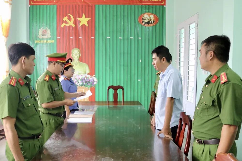 Công an đọc quyết định khởi tố, bắt tạm giam đối với đối tượng Trần Thanh Hùng.jpg