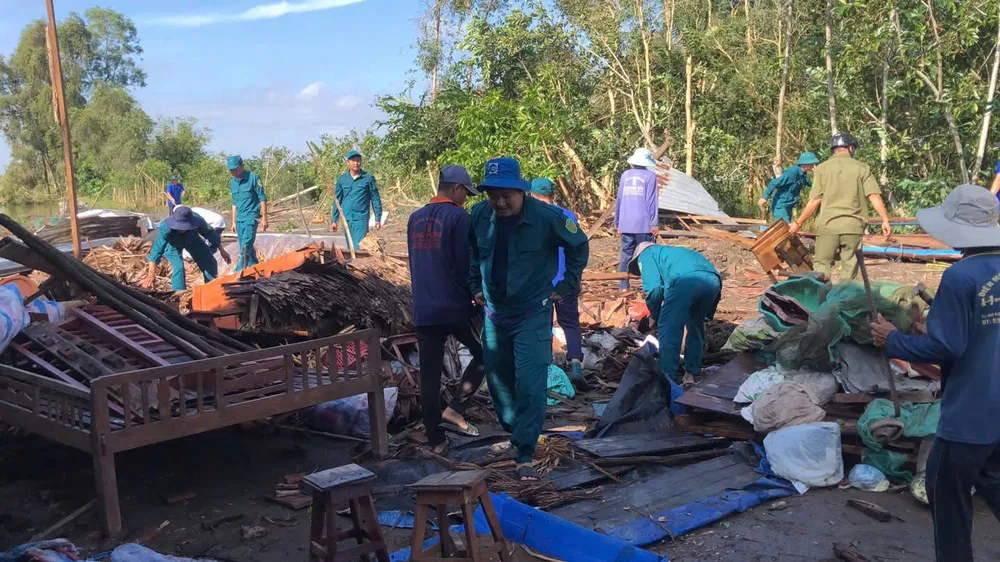 Cán bộ, chiến sĩ lực lượng vũ trang huyện Giồng Riềng tích cực hỗ trợ người dân khắc phục hậu quả do mưa dông, lốc xoáy gây ra.jpg