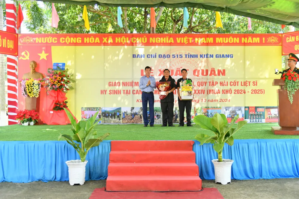 Ban Chỉ đạo 515 trao tặng quà cho Đội K92 lên đường làm nhiệm vụ.jpg