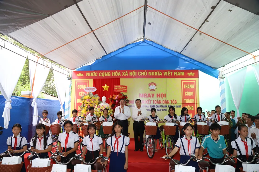 Đoàn công tác của Trương Ban Nội chính Trung ương tặng xe đạp cho học sinh có hoàn cảnh khó khăn.JPG