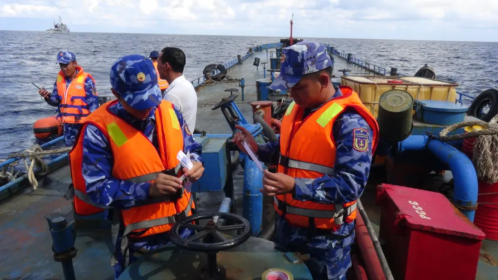 Lực lượng chức năng tiến hành niêm phong hàng hóa trên tàu.JPG