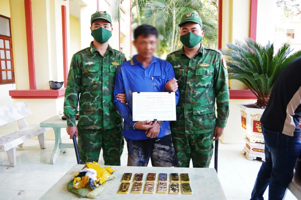 1. Đối tượng cùng tang vật bị bắt giữ.jpg