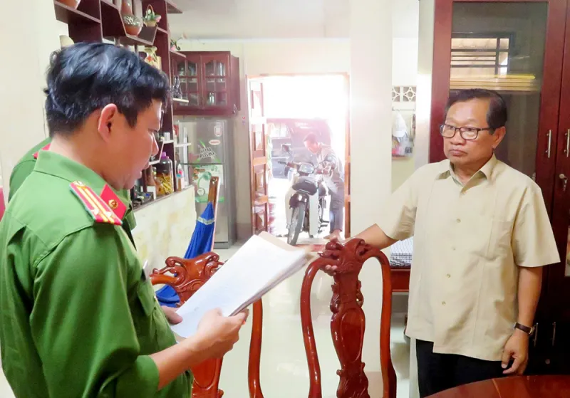 Cơ quan Công an tống đạt quyết định khởi tố bị can đối với Men Pholly.jpg