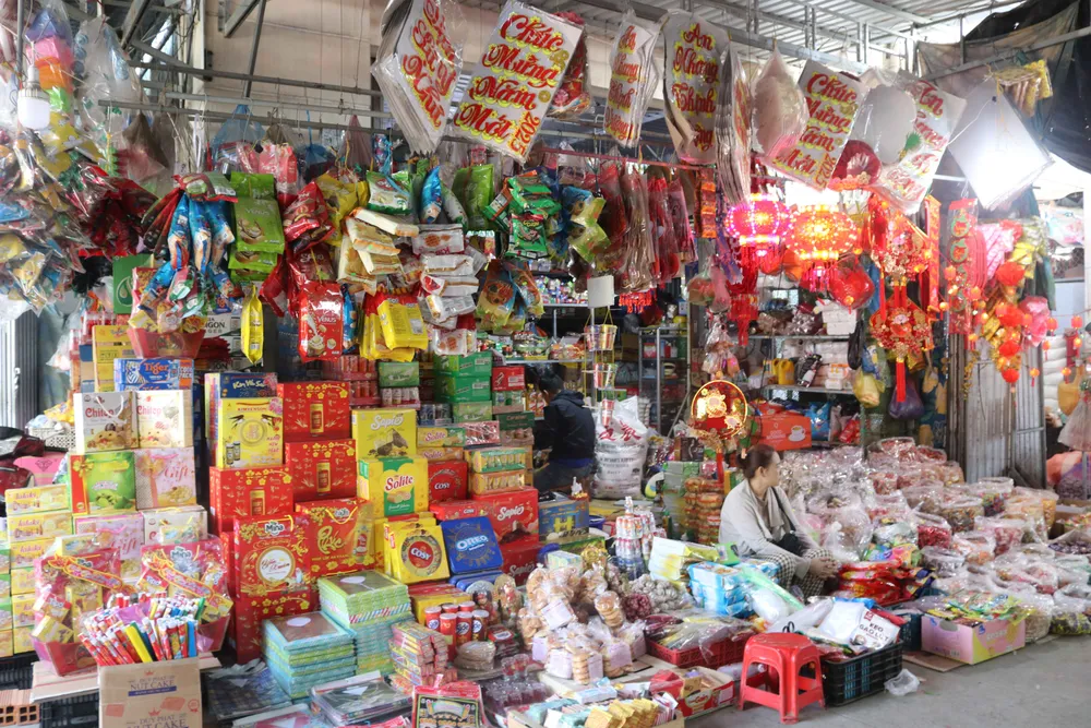 1. Tiểu thương chợ Cả Sách, huyện Hồng Ngự, tỉnh Đồng Tháp bày bán các mặt hàng bánh, mứt, đồ trang trí tết.jpg