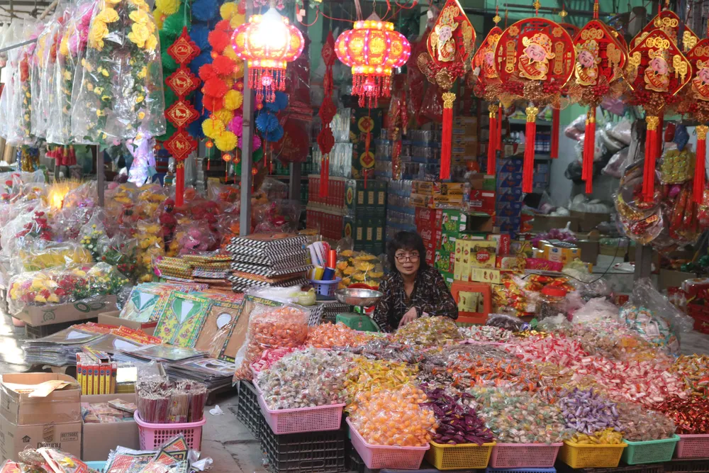 2. Tiểu thương chợ Cả Sách, huyện Hồng Ngự, tỉnh Đồng Tháp bày bán các mặt hàng bánh, mứt, đồ trang trí tết.jpg