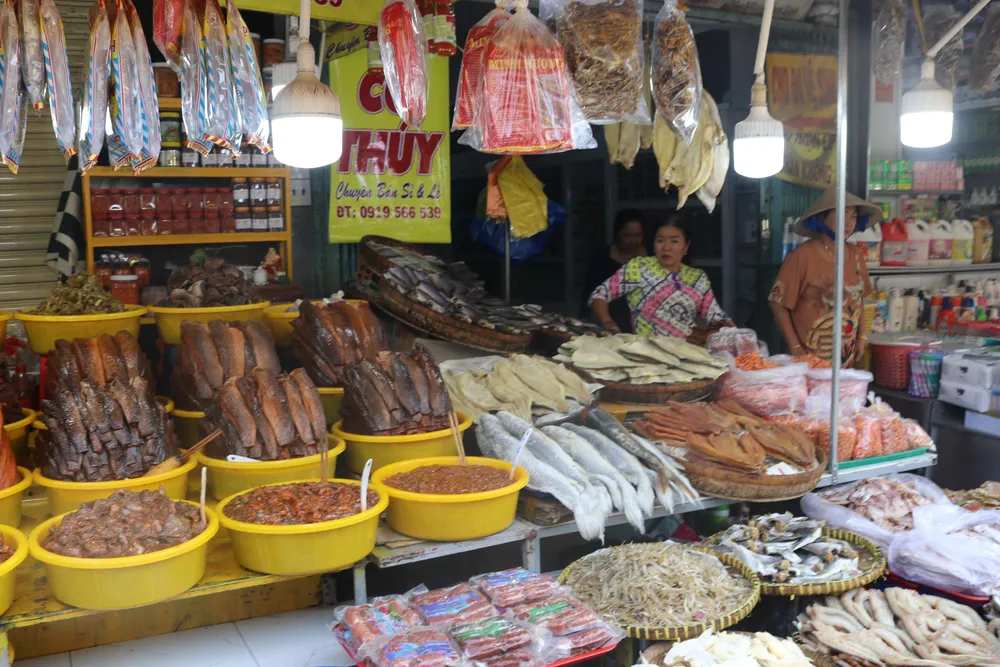 6. Một quầy bày bán các loại khô, mắm tại chợ Châu Đốc, An Giang.jpg