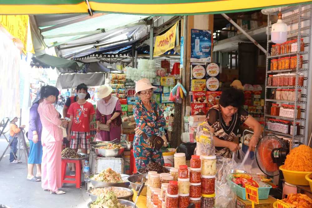 8. Người dân và du khách mua sắm hàng hóa tại chợ Châu Đốc cận tết.jpg