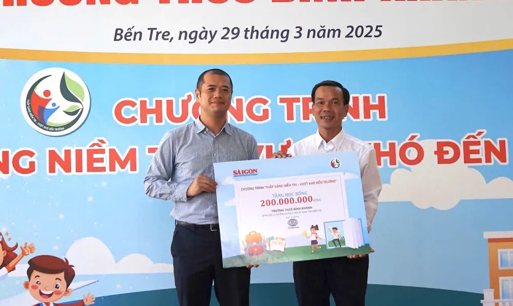 Ông Hoa San Cương, Giám đốc Công ty TNHH ICD Phúc Long trao tặng học bổng trị giá 200 triệu đồng cho đại diện Trường THCS Bình Khánh