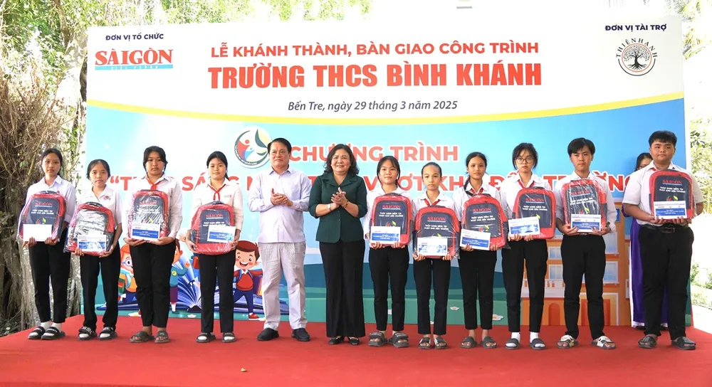 Bí thư Tỉnh ủy, Chủ tịch HĐND tỉnh Bến Tre Hồ Thị Hoàng Yến và ông Lê Văn Lực, Tổng Giám đốc Công ty cổ phần đầu tư Thiện Hạnh trao học bổng cho học sinh khó khăn Trường THCS Bình Khánh