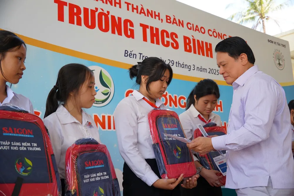 Ông Lê Văn Lực, Tổng Giám đốc Công ty cổ phần đầu tư Thiện Hạnh trao học bổng cho học sinh khó khăn Trường THCS Bình Khánh