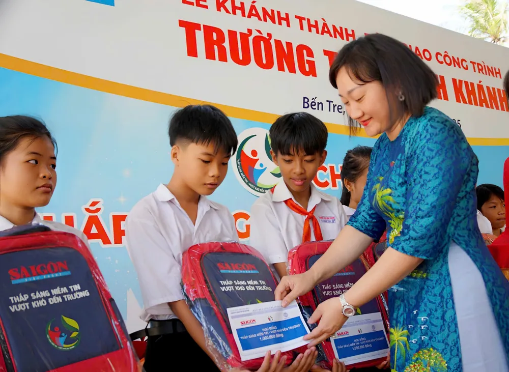 Phó Tổng Biên tập Báo SGGP Bùi Thị Hồng Sương trao học bổng cho học sinh khó khăn