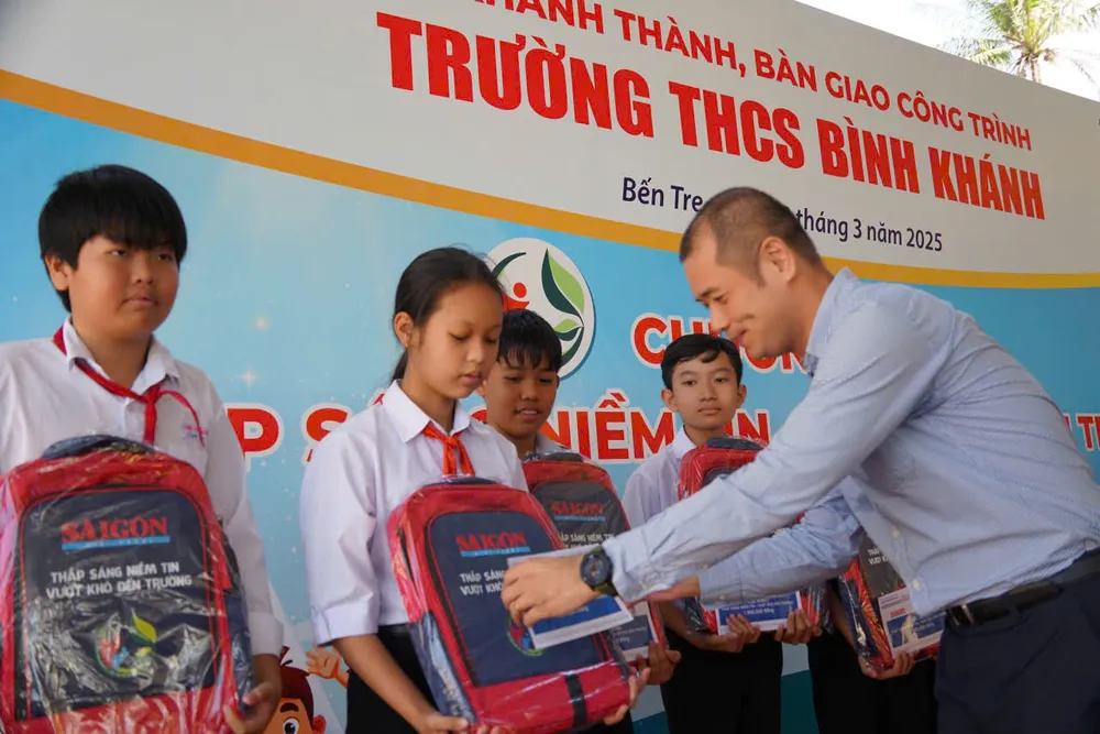 Ông Hoa San Cương trao tặng học bổng cho học sinh khó khăn