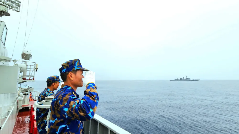 2. Chỉ huy biên đội tàu tuần tra Hải quân Việt Nam và cán bộ chiến sĩ Tàu 263 chào tạm biệt Biên đội tàu Hải quân Hoàng gia Thái Lan sau khi kết thúc tuần tra chung.jpg