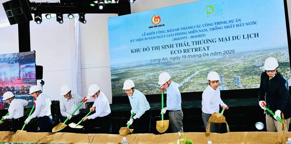 Phó Thủ tướng Mai Văn Chính cùng các đại biểu thực hiện nghi lễ khởi công Dự án khu đô thị sinh thái, thương mại du lịch, tại xã Thanh Phú (huyện Bến Lức)