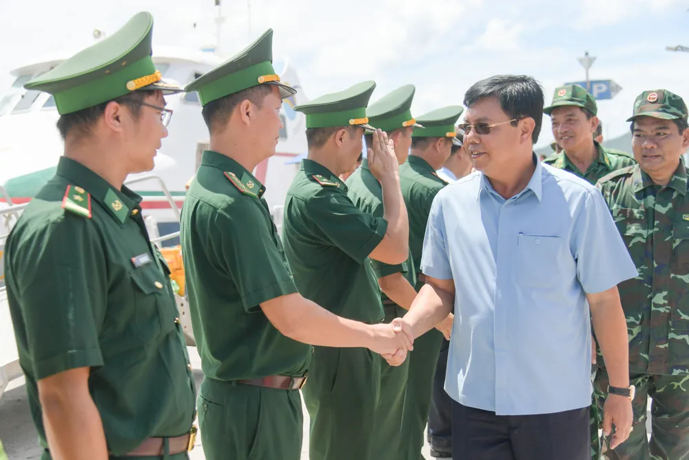 1. Ủy viên Trung ương Đảng, Bí thư Tỉnh ủy Kiên Giang Nguyễn Tiến Hải (thứ ba từ phải sang) thăm hỏi tình hình đời sống, làm việc của cán bộ chiến sĩ tại xã An Sơn, huyện Kiên Hải (Kiên Giang)..jpg