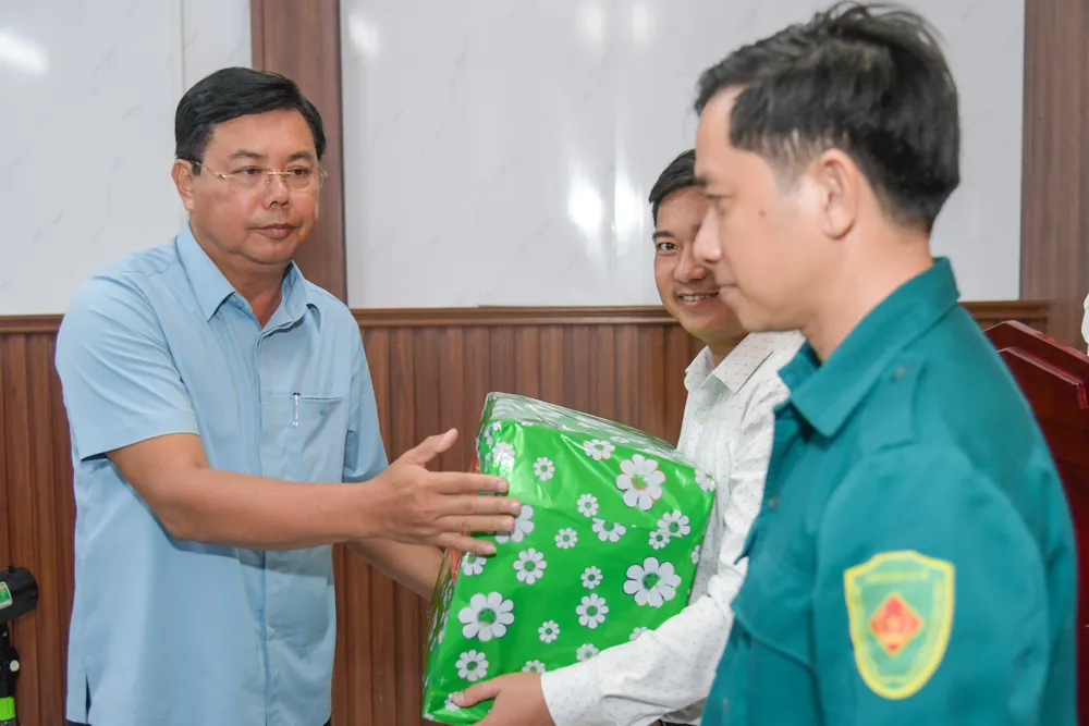 3. Bí thư Tỉnh ủy Kiên Giang Nguyễn Tiến Hải trao tặng quà các đơn vị đứng chân trên địa bàn xã Lại Sơn..jpg