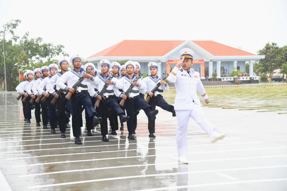 5. Duyệt đội ngũ tại buổi lễ.JPG