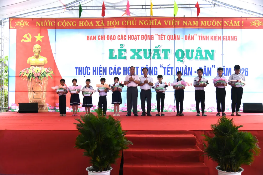 Trao học bổng cho học sinh nghèo vượt khó học giỏi