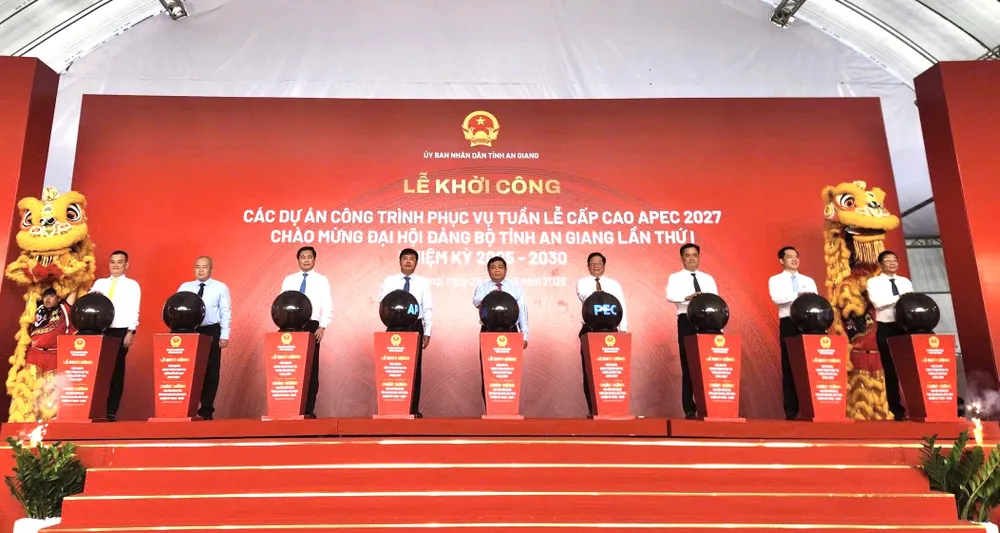 Phó Thủ tướng Nguyễn Chí Dũng, lãnh đạo tỉnh An Giang, nhà đầu tư thực hiện nghi thức khởi công, khởi động các dự án hạ tầng phục vụ APEC 2027