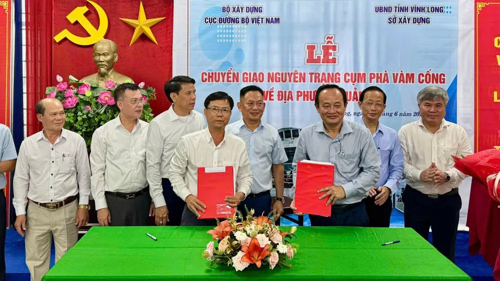 Ảnh 2 Các đại biểu thực hiện ký kết bàn giao.jpg
