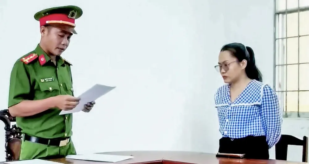 Cơ quan Cảnh sát điều tra tống đạt quyết định khởi tố bị can và lệnh cấm đi khỏi nơi cư trú đối với Phan Võ Kiều Trúc Linh