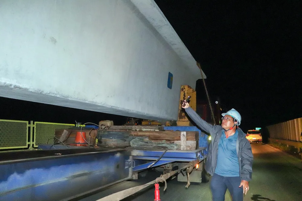 Bản sao của Đại diện chủ đầu tư cần thận kiểm tra các phiến dầm trước khi tiến hành lao lắp.jpg