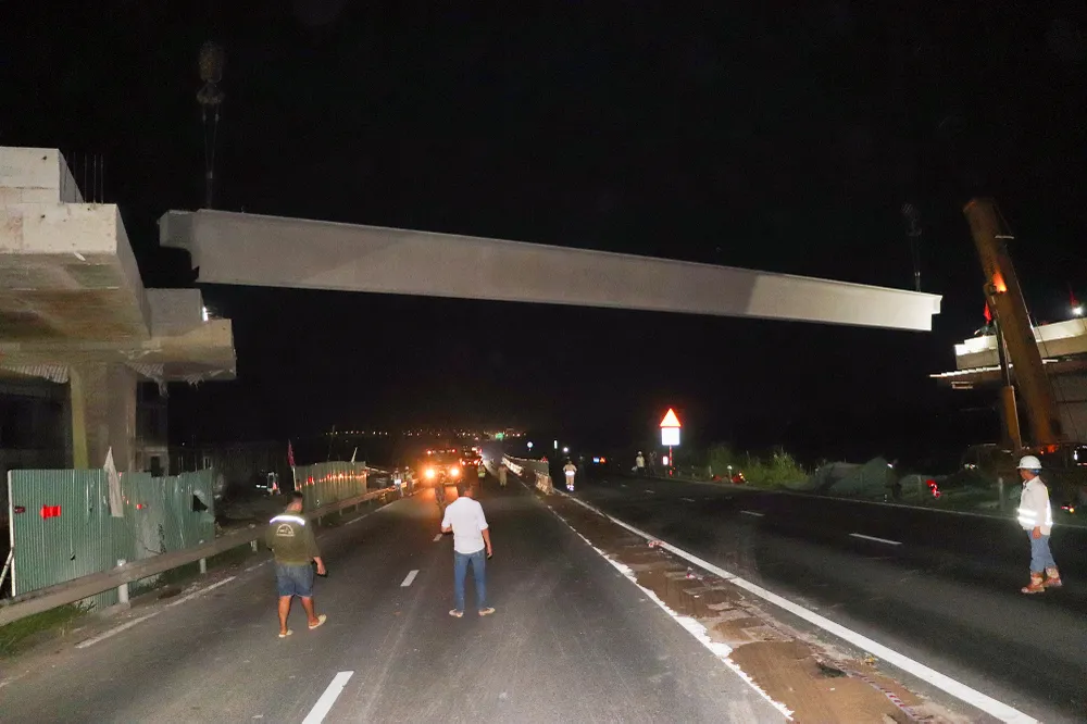 Sự phối hợp nhịp nhàng giữa đội ngũ kỹ sư, công nhân và các cẩu chuyên dụng -1.jpg