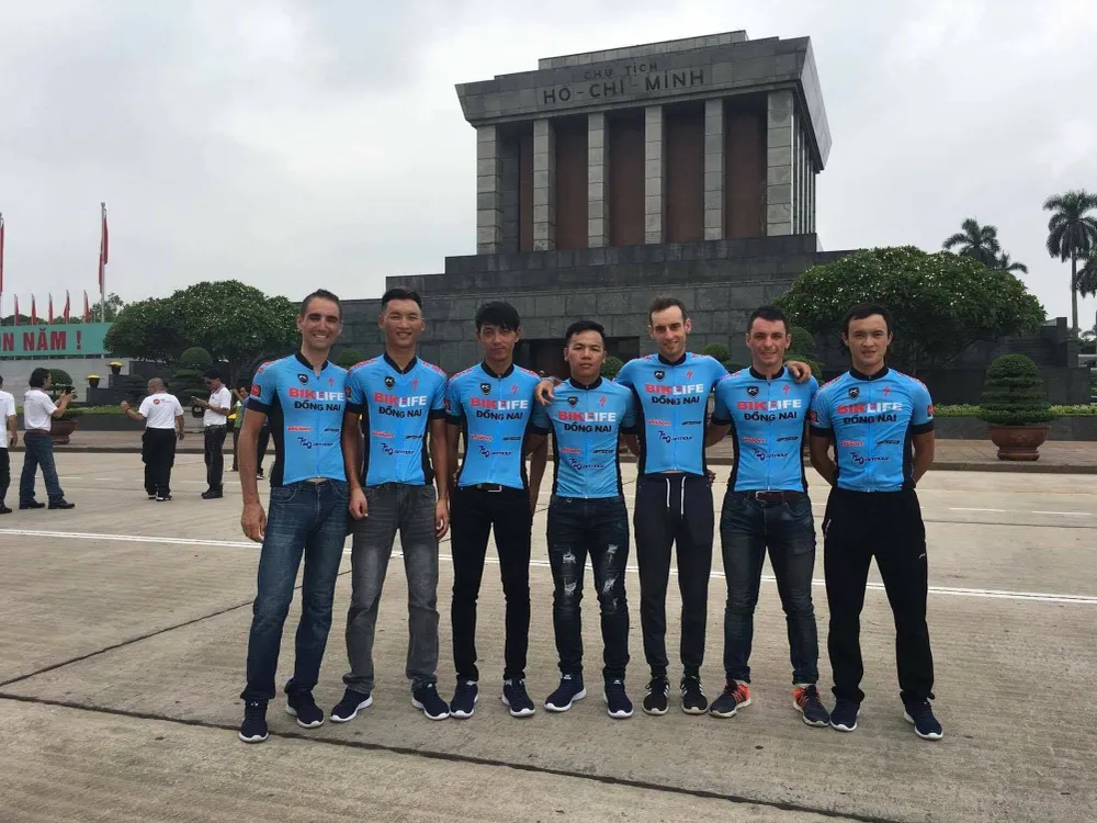 Các tay đua Bike Life VDC chụp hình lưu nhiệm trước Lăng Bác vào sáng nay