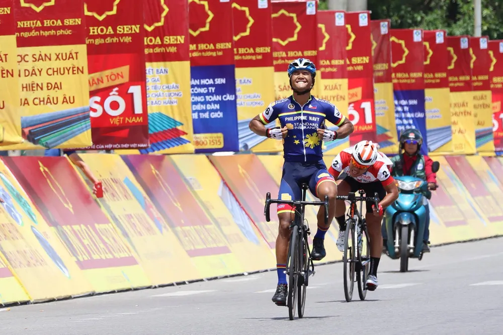 Dù chỉ về nhì, tay đua Lê Văn Duẩn vẫn mặc áo vàng, áo xanh. Ảnh: HOÀNG HÙNG